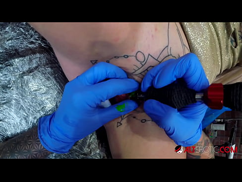 ❤️ Extreem getatoeëerde hottie Sully Savage kreeg een tatoeage op haar clitoris ❤️ Fuck video at nl.tusar.top ❌❤